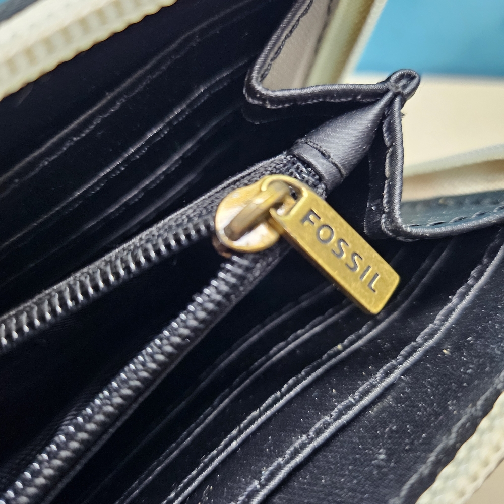 Fossil Black and White Patterned Wallet - Picture 2 of 10